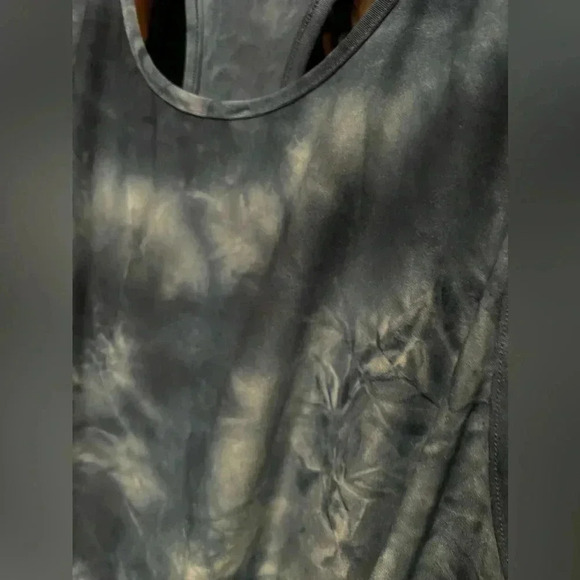 NWOT VOGO Athletica Black/Gray Tie Dye Workout Tank - Picture 2 of 4